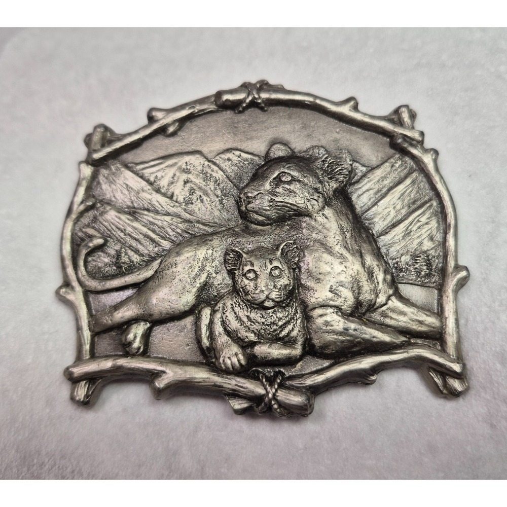 Vintage 1995 GAP Hunting Mountain Lion Cougar and Cub Pewter Belt Buckle